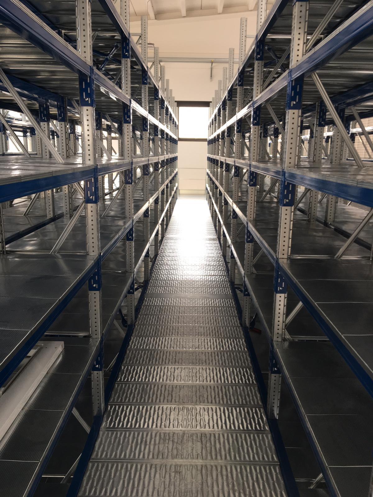 https://raicarservice.com/wp-content/uploads/2023/05/SCAFFALI-A-RIPIANI-e-passerella.jpg